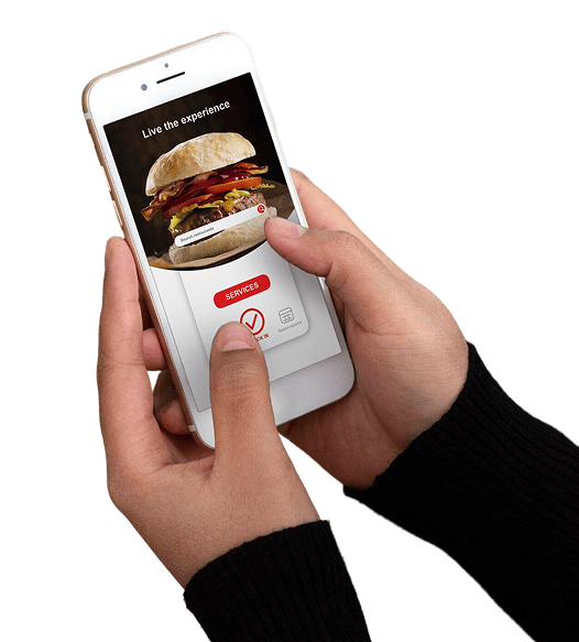 Akıllı telefonu tutan eller, yemek teslimatı konseptiyle mobil uygulama arayüzü üzerinden hamburger siparişi veriyor.